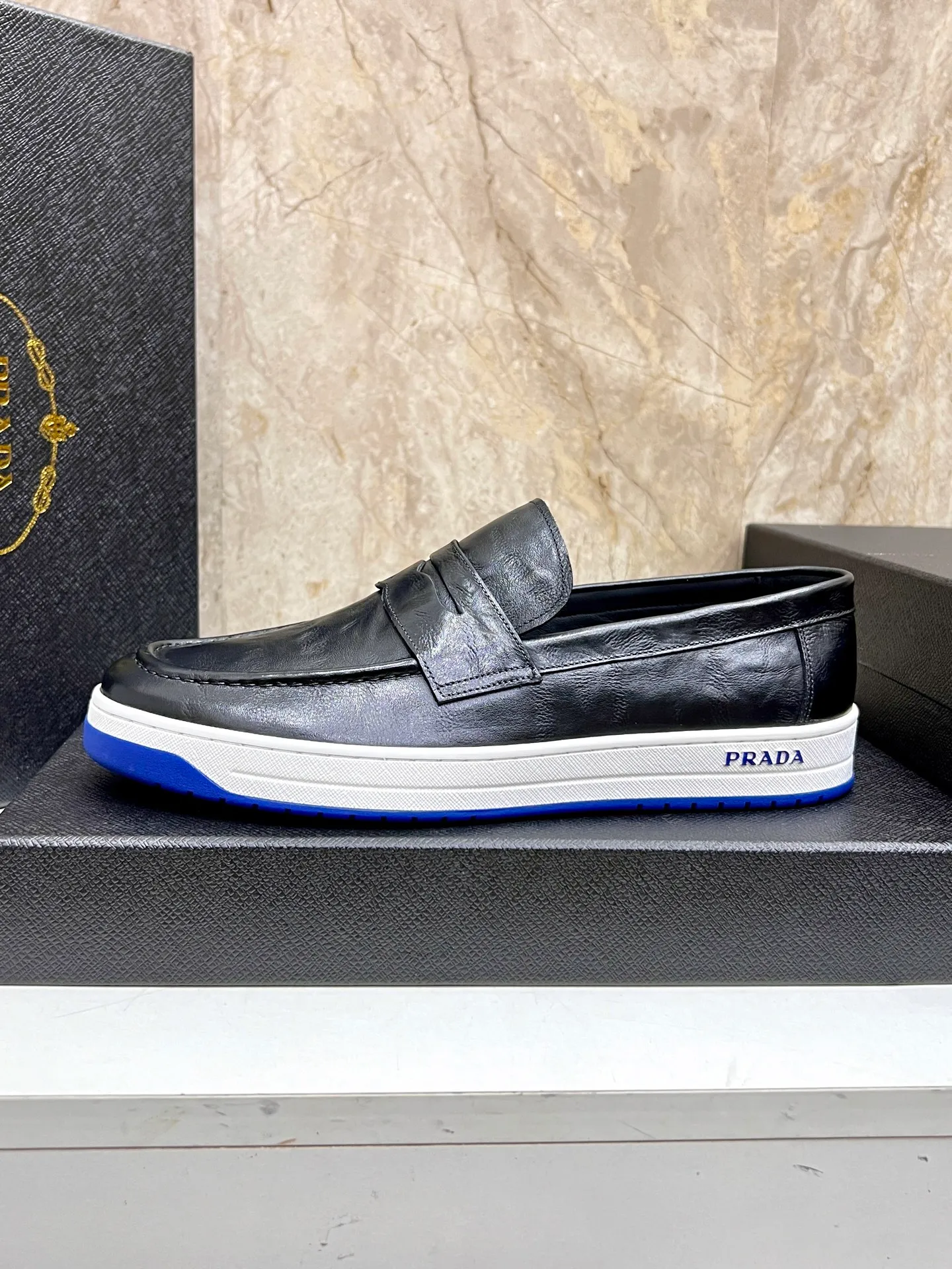 💰620 Prada classic men’s lace-up casual shoes｜Imported cowhide upper｜Layered stitching design on the upper Lightweight and breathable｜Soft and comfortable｜PRADA letters on the side｜Distinctive sporty style Showing the brand style｜Lightweight embossed rubber sole｜With cowhide foot pad lining｜Excellent foot feel Fashionable and elegant｜Size: 38-44 (customized at 45)